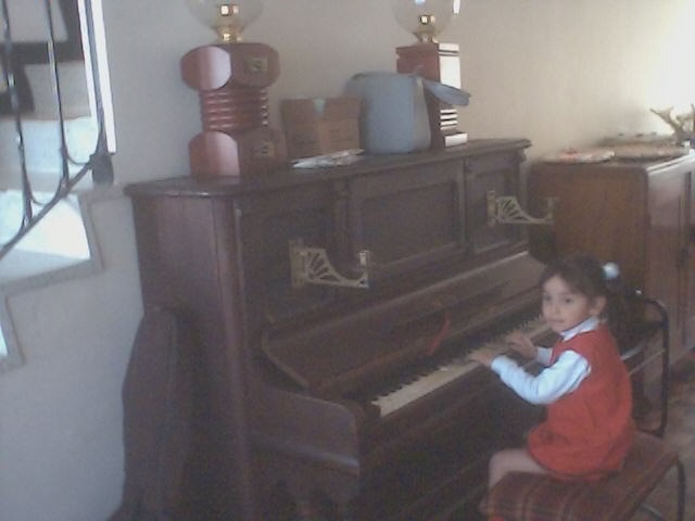Laura tocando piano, Julio 6 de 2003