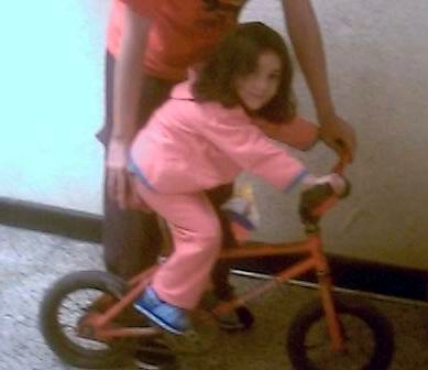 Laura en su bicicleta