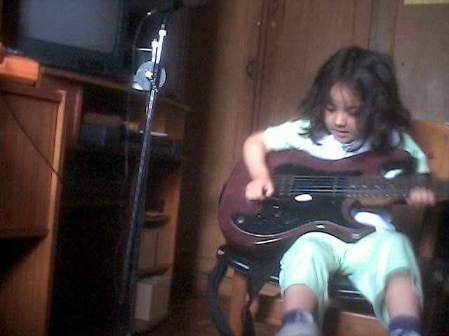 Laura con la guitarra