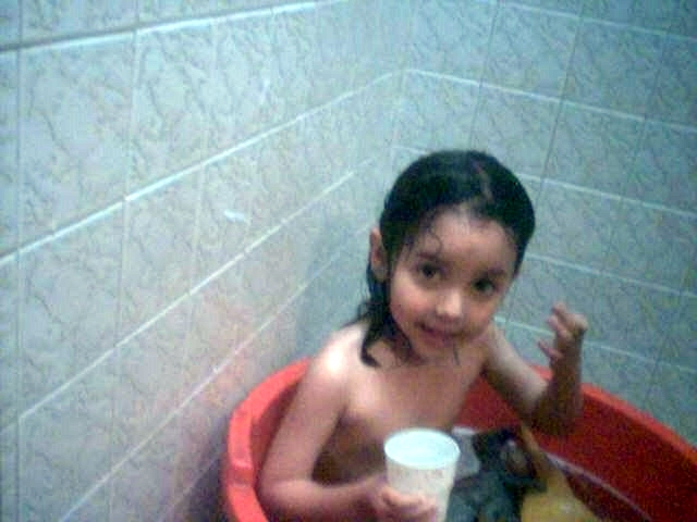 Laura baando a los "dinosapros"