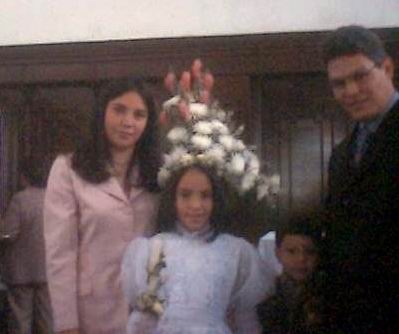 Laura en su primera comunion