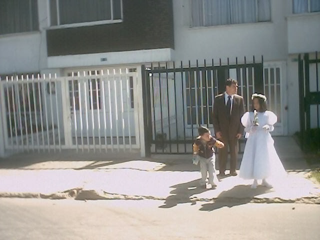 Marcela saliendo hacia la Iglesia